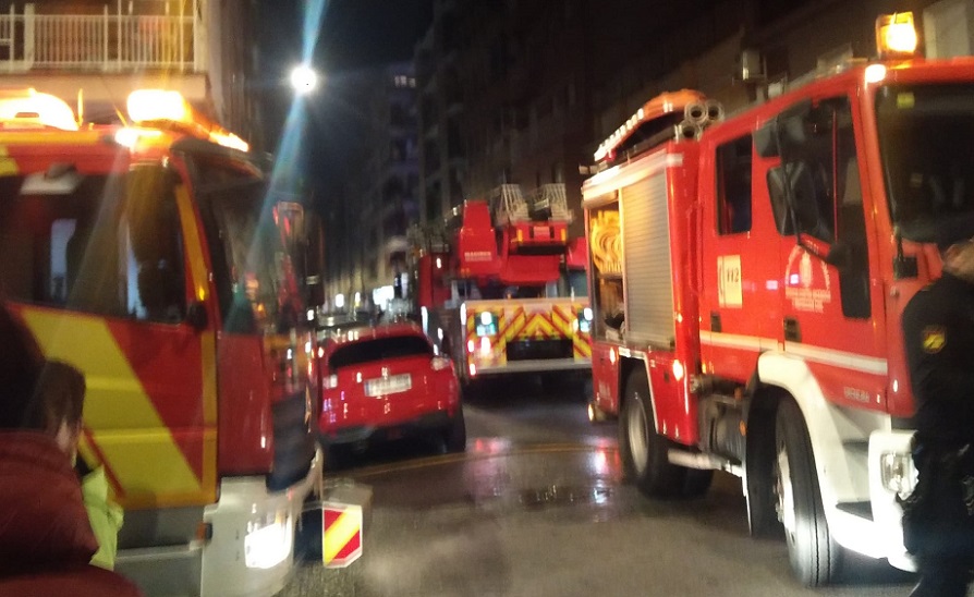 Efectivos de emergencia actuando en el incendio de la calle Turina en Granada capital. Imagen del asesor técnico del 112 desplazado al lugar.